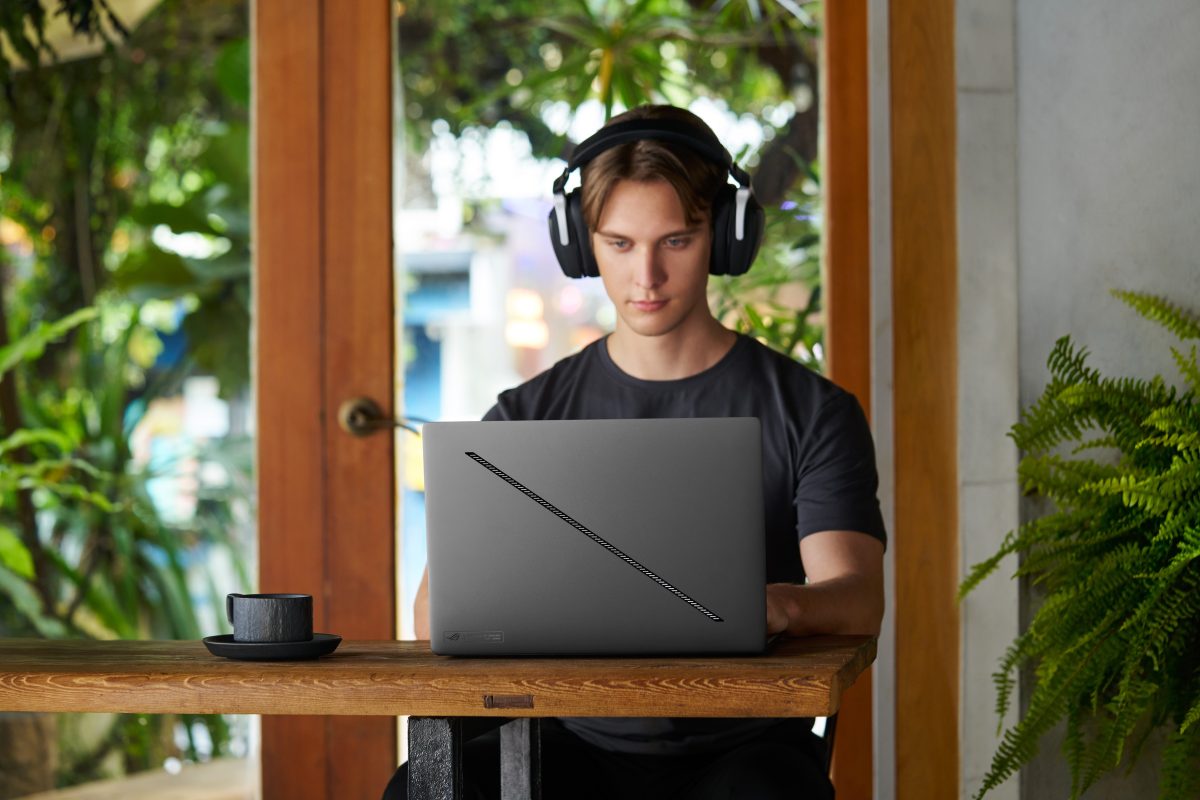 A man using ROG Zephyrus G16 in eclipse gery in a coffee shop 1